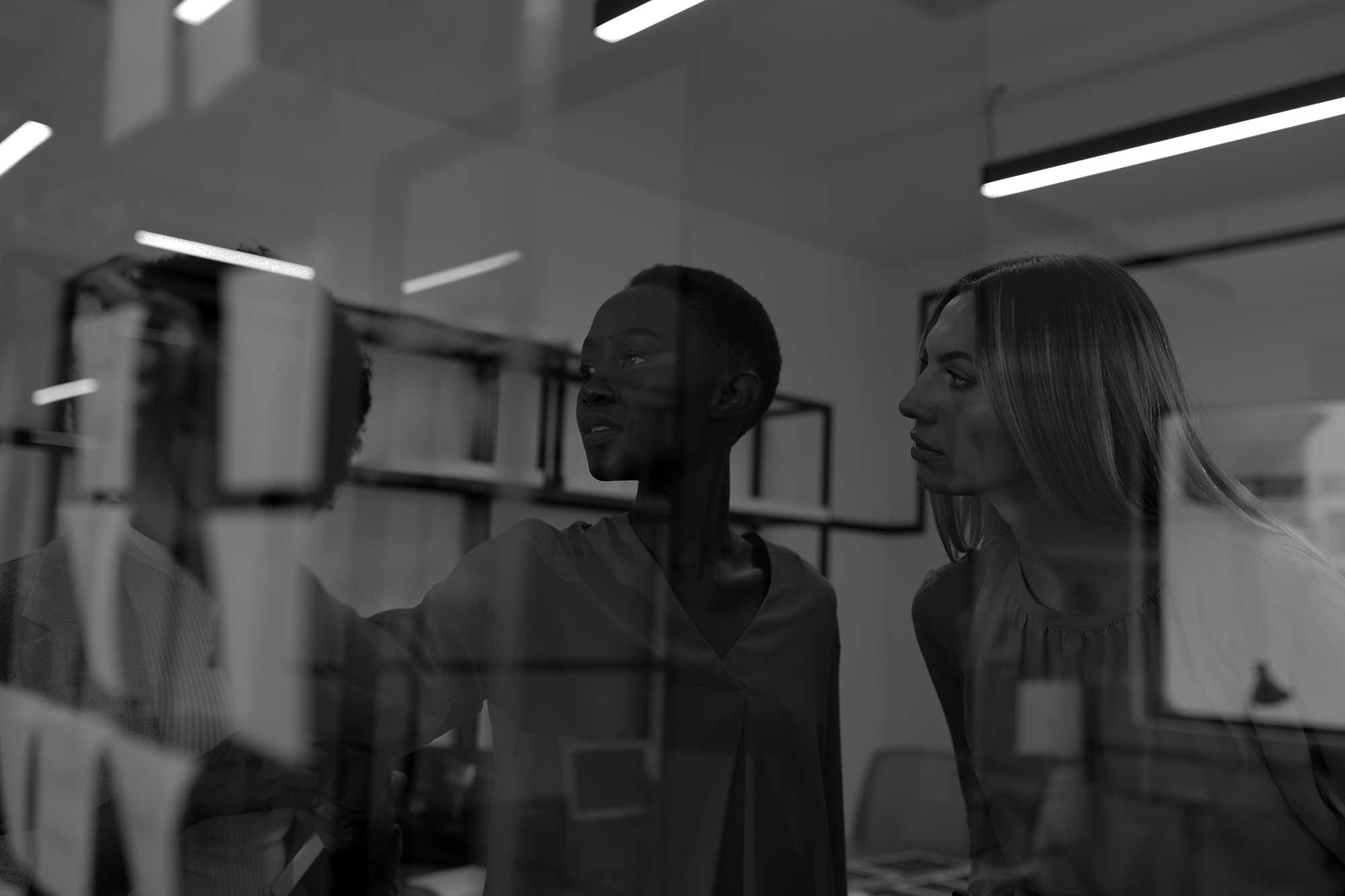 diverse-group-of-business-colleagues-brainstorming- ... diverse-group-of-business-colleagues-brainstorming-2022-02-01-22-37-30-utcdark
